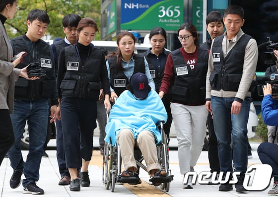 '어금니 아빠' 이모(35)씨의 딸 이모(14)양이 영장실질심사를 받기 위해 12일 오전 서울 도봉구 북부지방법원으로 들어서고 있다.  2017.10.12/뉴스1 © News1 임준현 인턴기자