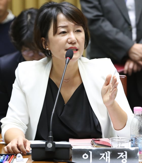 이재정 더불어민주당 의원이 17일 서울시청에서 열린 행정안전위원회의 서울시청 국정감사에서 박원순 서울시장에게 질의를 하고 있다./뉴스1