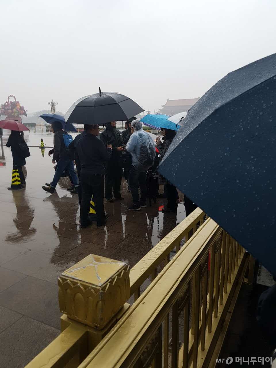 제 19차 중국공산당 전국대표대회(당 대회)를 취재하기 위해 인민대회당을 찾은 취재진들이 검문을 받고 있다. /사진=진상현 베이징 특파원