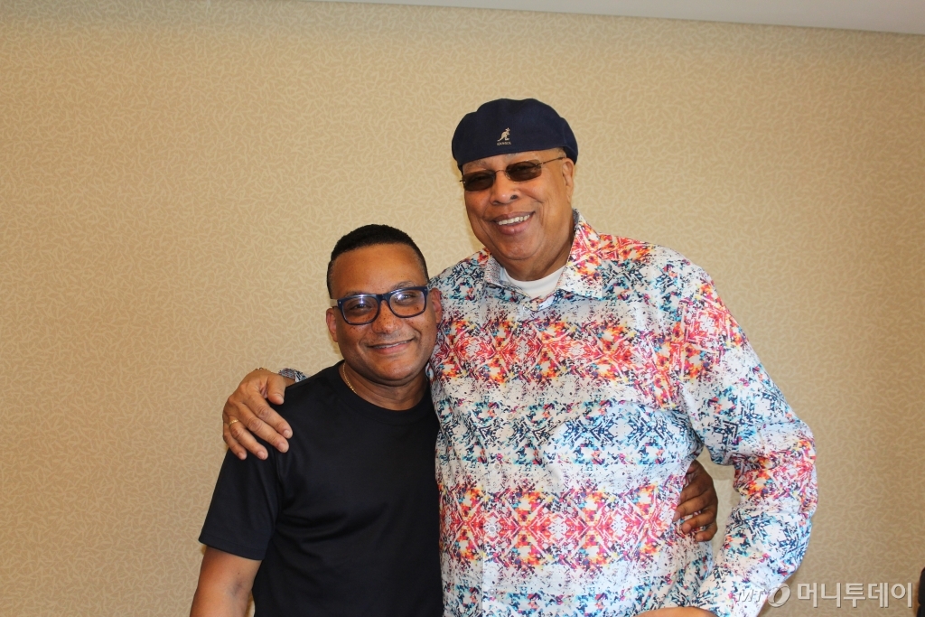 곤잘로 루발카바(왼쪽)가 6세때 아버지를 따라 만난 뮤지션이 추초 발데스다. 당시 루발카바는 드럼을 연주했다. 발데스는 어린 친구의 연주실력을 보고 "천재 드러머"라고 치켜세웠고, 이후 루발카바가 드럼을 포기할 땐 "천재 피아니스트가 탄생할 것"이라며 용기를 북돋웠다. /사진=김고금평 기자