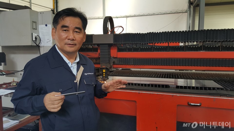 /박갑용 한진엘리베이터 대표가 지난 20일 경기도 시흥시 본사 공장에서 승강기 설비 생산 과정에 대해 설명하고 있다. 이민하 기자