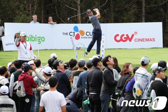 '더 CJ컵 @ 나인브릿지' 최종라운드 10번홀 앞 깃발이 강풍에 휘날리고 있다./사진=뉴스1