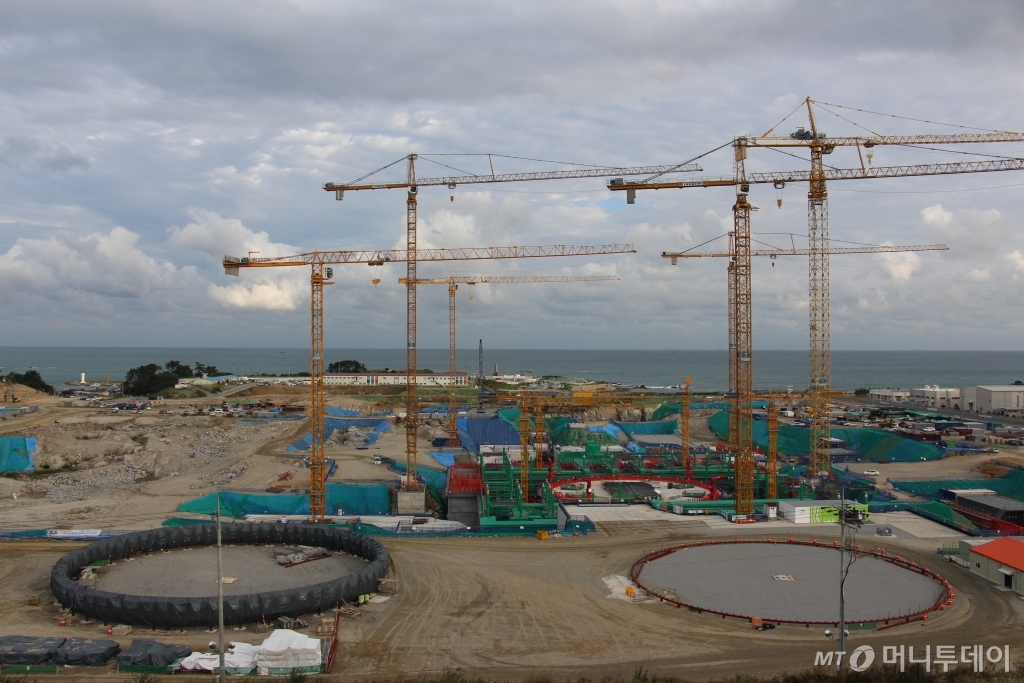 신고리 5·6호기 건설현장의 구조물 공사구역. 공사 중단 기간에도 구조물에 녹이 슬지 않도록 외부 프레임을 씌워놨다. /사진=한국수력원자력