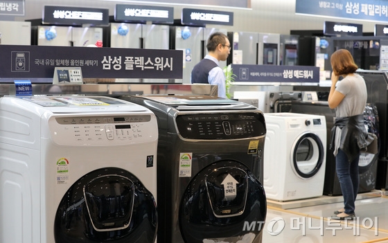 미국 국제무역위원회(ITC)는 지난 5일(현지시간) '삼성전자와 LG전자의 세탁기가 자국산업에 심각한 피해를 미치고 있다'고 판정했다. ITC는 오는 19일 구제조치에 대한 공청회를 열고, 11월21일 구제조치 방법 및 수준을 결정한 뒤 12월 4일까지 피해판정, 구제조치권고 등을 담은 보고서를 도널드 트럼프 미국 대통령에게 제출한다. 60일 이내로 트럼프 대통령의 승인이 나온다면 세이프가드가 발동될 수 있다. 7일 오후 서울 용산구의 한 가전제품 매장에서 판매되고 있는 삼성전자·LG전자의 세탁기.2017.10.7/뉴스1 <저작권자 &copy; 뉴스1코리아, 무단전재 및 재배포 금지>
