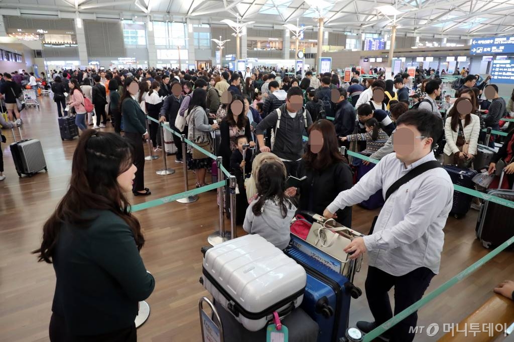 미국 교통안전청(TSA)이 테러 방지를 위해 지난 6월 28일 발표한 '긴급 보안조치' 2단계가 실시된 첫날인 26일 인천국제공항. 출국장 항공사 발권카운터 앞에서 항공사가 고용한 보안업체의 보안질의 요원들이 괌, 사이판으로 출국하는 미국행 탑승객들에 대한 '보안 인터뷰'를 진행하고 있다./사진=임성균 기자
