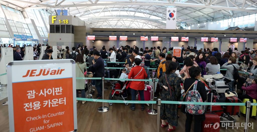 미국 교통안전청(TSA)이 테러 방지를 위해 지난 6월 28일 발표한 '긴급 보안조치' 2단계가 실시된 첫날인 26일 인천국제공항. 출국장 항공사 발권카운터 앞에서 항공사가 고용한 보안업체의 보안질의 요원들이 괌, 사이판으로 출국하는 미국행 탑승객들에 대한 '보안 인터뷰'를 진행하고 있다./사진=임성균 기자