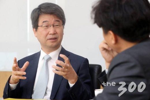 김지형 전 신고리 공론화위원회 위원장(왼쪽)/사진= 이기범 기자