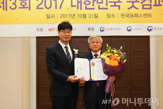 이승남 태평양티앤드에스 대표(오른쪽)가 서비스혁신대상을 수상하고 김의주 한국능률협회컨설팅 수석컨설턴트와 기념촬영을 하고 있다/사진=중기협력팀 오지훈 기자