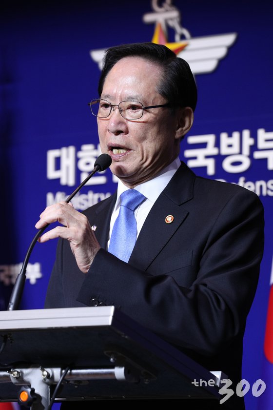 송영무 국방부 장관 28일 오전 서울 용산구 국방부에서 한미 안보협의회 공동 기자회견을 하고 있다. 송 장관은 기자회견에서 "조건과 시기를 고려해 전작권 전환이 조속히 가능하도록 내년 한미 연례 안보협의회(SCM)까지 전환계획을 공동 보완 발전시키기로 했다"고 말했다. 2017.10.28/뉴스1 <저작권자 © 뉴스1코리아, 무단전재 및 재배포 금지>