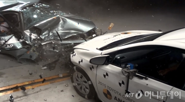 오스트레일리아·뉴질랜드의 안전단체 ANCAP가 지난 5월 1998년형 토요타 코롤라와 2015년형 코롤라의 정면충돌을 시험한 장면. 2015년형 코롤라는 골격을 그대로 유지했다./사진=유튜브 캡처