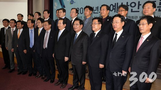2일 오후 서울 국회 의원회관에서 열린 2018년도 예산안 토론회에서 정세균 국회의장과 백재현 예결위원장을 비롯한 의원 및 참석자들이 기념촬영을 하고 있다. 국회예산정책처가 주최한 이번 토론회는 본격적인 예산안 심사 시즌에 맞춰 내년도 예산안 심사의 주요한 원칙과 방향을 모색하기 위해 마련됐다. 2017.11.2/뉴스1 <저작권자 © 뉴스1코리아, 무단전재 및 재배포 금지>