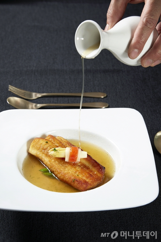 문재인 대통령이 7일 트럼프 대통령에게 대접할 가자미 구이./청와대 제공