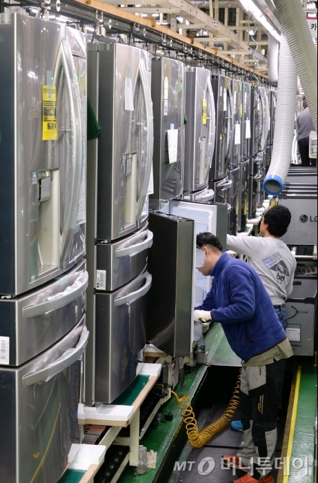 LG전자 직원이 6일 경남 창원시에 위치한 LG전자 창원1사업장 냉장고 생산라인에서 냉장고를 생산하고 있다. LG전자는 오는 2023년까지 냉장고, 오븐, 식기세척기 등을 생산하는 창원1사업장을 친환경 스마트 공장으로 만들어 생산 효율을 높여 현재 연간 200만대 수준의 생산능력을 연간 300만대까지 늘린다는 계획이다/사진제공=LG전자