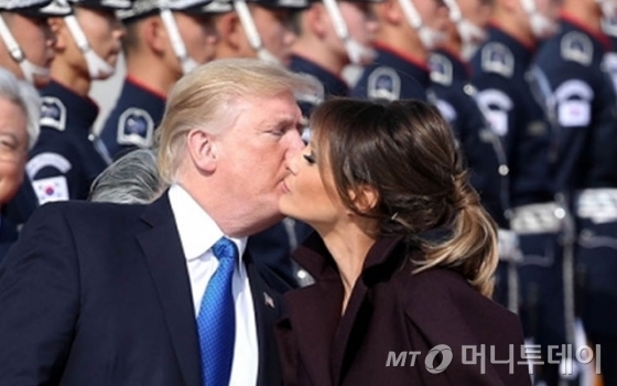 도널드 트럼프 미국 대통령과 부인 멜라니아 여사가 7일 오후 경기도 평택시 주한미군 오산공군 기지에 도착, 볼키스를 나누고 있다. /평택(경기)=홍봉진 기자