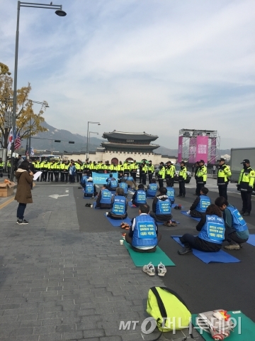 7일 오후 1시쯤 시민단체 '평화와 통일을 여는 사람들' 회원들이 세종대로에서부터 삼보일배를 하며 청와대로 가려고 했으나 경찰이 이동을 제한했다. 정부서울청사 앞에서 가로막힌 이들은 제자리에서 절을 하며 자리를 지키고 있다./사진=방윤영 기자