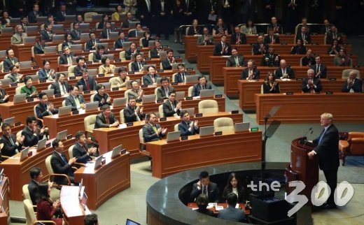 국빈 방문 중인 도널드 트럼프 미국 대통령의 국회연설이 예정된 8일 오전, 조원진 대한애국당 의원이 국회 본회의장 피켓을 들고 입장하던 중 경위들에게 제지당하고 있다. /2017.11.08 머니투데이 이동훈