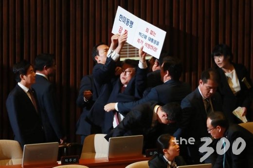 국빈 방문 중인 도널드 트럼프 미국 대통령이 8일 오전 서울 여의도 국회 본회의장에서 연설을 마친뒤 손가락으로 의원들을 가리키며 인사를 하고 있다. 미국 대통령의 국회연설은 1993년 빌 클린턴 전 대통령 이후 24년 만이다. /2017.11.08 머니투데이 이동훈