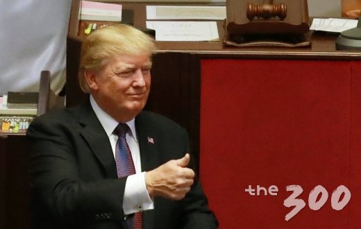 방한중인 도널드 트럼프 美 대통령이 8일 오전 서울 여의도 국회 본회의장에서 연설을 마친 후 여야의원들의 박수에 엄지손가락을 추켜세우며 화답하고 있다. 미국 역대 대통령 가운데 트럼프 대통령의 국회 연설은 5번째로 1993년 빌 클린턴 대통령에 이어 24년 만이다. 2017.11.8/뉴스1