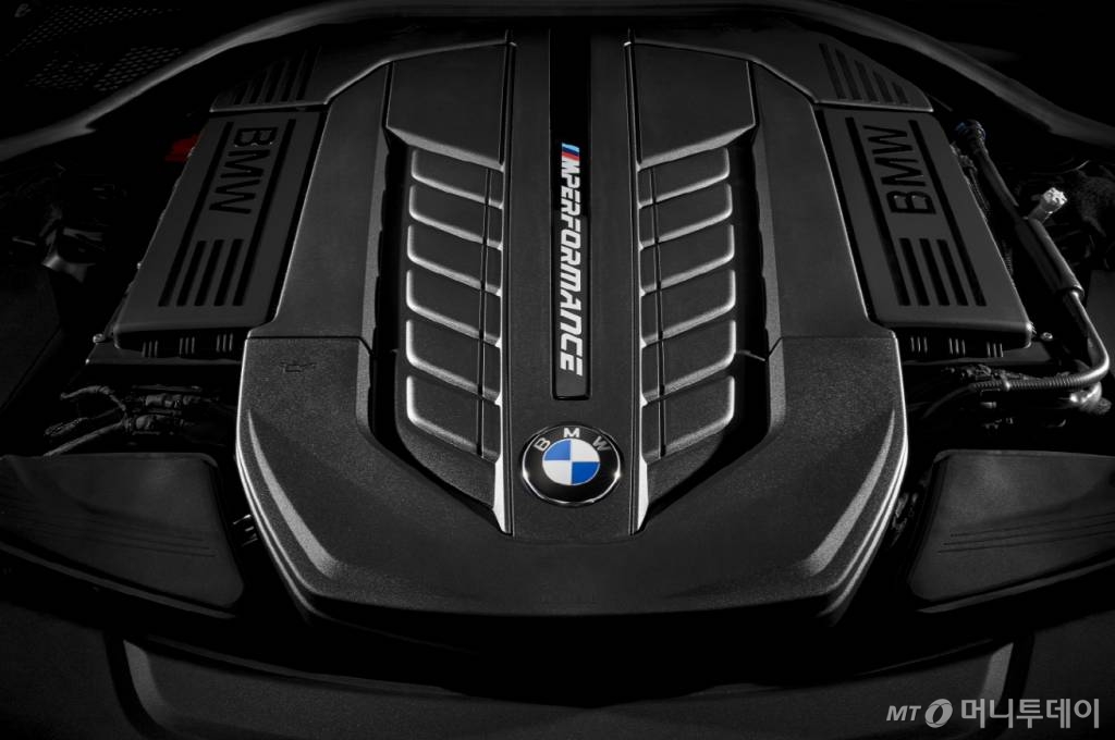 BMW 뉴 M760Li xDrive의 12기통 엔진(V12)/사진=BMW그룹 코리아