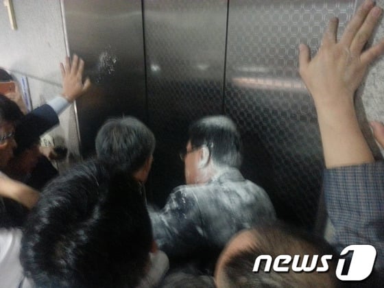 '여대생 공기총 청부 살해사건' 주범 윤길자씨의 남편인 영남제분 류원기 회장이 영장실질심사를 위해 법원을 찾았다가 밀가루 세례를 받고 있다. 2013.9.3/뉴스1
