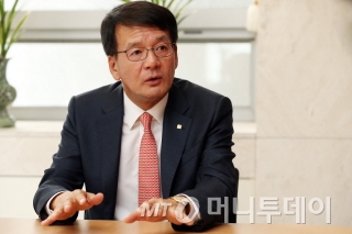 김형기 셀트리온 대표는 "모든 것은 회사의 실적과 주가가 증명해 줄 것이기 때문에 우리는 비전을 실현하는데 노력하면 된다"고 말했다.