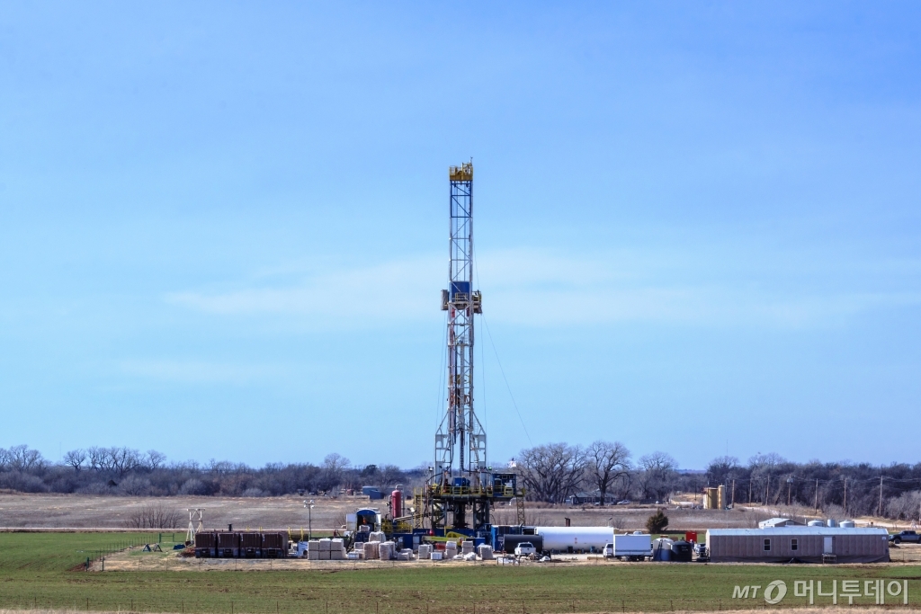 미국 중남부 오클라호마주에 위치한 SK이노베이션의 그랜트·가필드카운티 생산광구에서 지층에 수직으로 1.6km, 이후 수평으로 1.6km 구멍을 뚫는 시추작업이 진행되고 있는 모습. SK이노베이션은 올들어 9월까지 7개의 새로운 유정을 뚫었다.