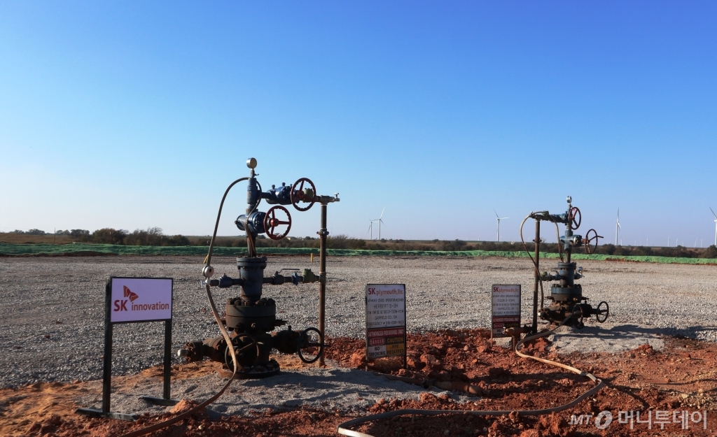 미국 중남부 오클라호마주에 위치한 SK이노베이션의 그랜트·가필드카운티 생산광구에 있는 유정의 모습.  지난 9월 시추를 마친 ‘O’QUIN 3-10WH’ 유정(오른쪽)에서는 하루 250 배럴의 셰일오일이 쏟아져 나온다.