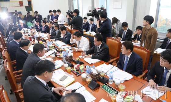 14일 서울 여의도 국회에서 열린 예산특별위원회 제1차 예산안 등 조정소위원회에서 백재현 위원장이 회의를 주재하고 있다. 2017.11.14/뉴스1  <저작권자 © 뉴스1코리아, 무단전재 및 재배포 금지>