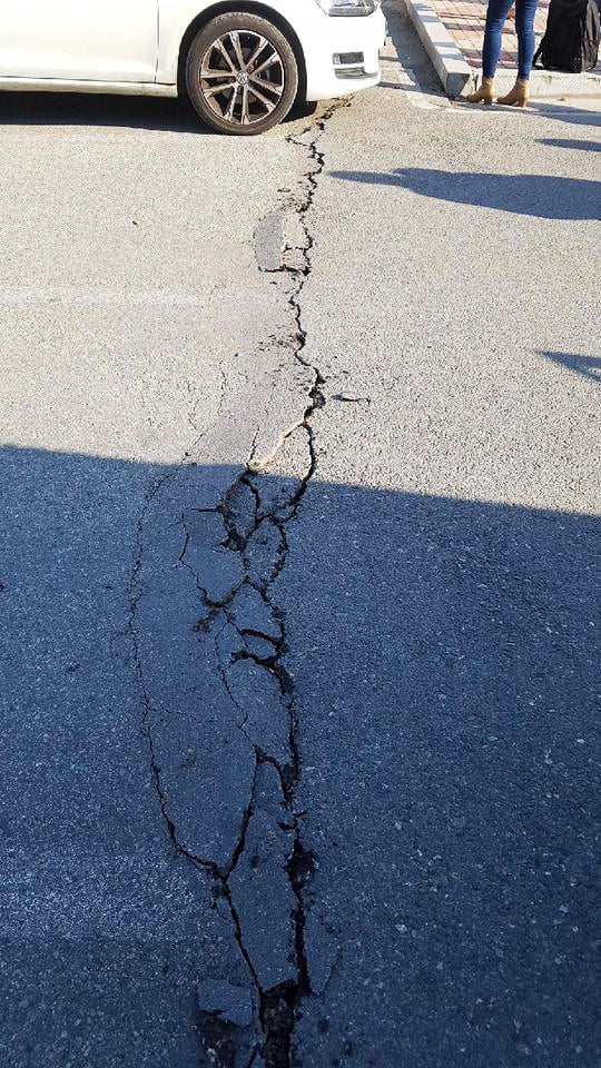 15일 오후 2시29분 경북 포항시 북구 북쪽 9㎞ 지점에서 지진이 발생했다. 지진은 대구와 경북지역에서 건물이 크게 흔들리는 것을 느낄 정도의 큰 진동이 감지됐다. 이날 발생한 지진으로 포항 한동대학교의 아스팔트 바닥이 갈라졌다. /사진=뉴스1