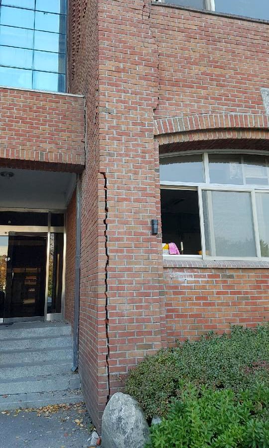 15일 발생한 지진으로 대구와 경북지역에서 건물이 크게 흔들리는 것을 느낄 정도의 큰 진동이 감지됐다. 이날 지진으로 포항 한동대학교 벽에 금이 가고 벽돌이 떨어졌다./사진=뉴스1