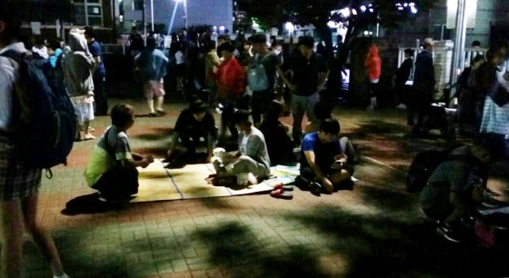 12일 경북 경주 남서쪽 9km 지점에서 발생한 규모 5.1과 5.8 규모의 지진으로 경주의 한 초등학교 운동장에 주민들이 대피해 모여 있다.2016.9.12/뉴스1