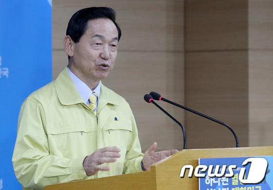 김상곤 사회부총리 겸 교육부장관이 15일 오후 서울 종로구 정부서울청사에서 기자회견을 갖고 경북 포항 북구 북쪽 지역에서 발생한 지진과 관련해 16일 열릴 예정이던 2018학년도 대학수학능력시험을 일주일 연기해 23일에 실시한다고 밝히고 있다. 2017.11.15/뉴스1 © News1 박세연 기자