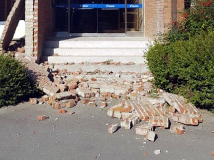 15일 오후 2시29분쯤 경북 포항시 북구 북쪽 지역에서 지진이 발생한 가운데 한 대학교 건물 벽돌이 떨어져있다. 2017.11.15. /사진=뉴시스