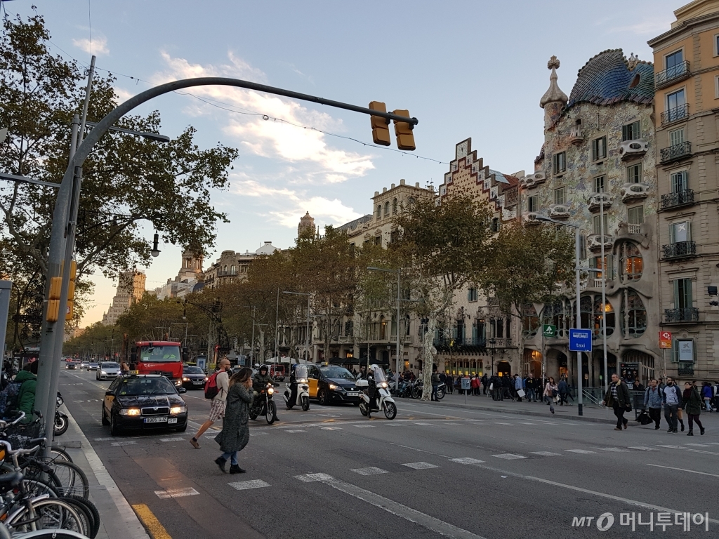15일(현지시간) 스페인 바르셀로나의 중심가이자 구도심인 그라시아 거리의 한적한 모습./사진=이보라 기자