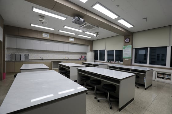 15일 오후 포항시 북구 학산동 포항여고의 과학실 싱크대에 보관중이던 실험용 포르말린(formalin) 200리터 중 일부가 지진 진동으로 용기가 깨지면서 누출됐다. 119특수구조단 생화학구조대가 출동해 유출된 포르말린을 흡착포로 제거한 뒤 남은 포르말린 용기를 모두 안전한 곳으로 옮겼지만 눈이 따끔거려 실내 환기가 필요한 상황이다./사진=뉴스1