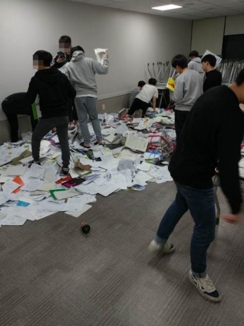 수험생들이 15일 밤 이미 버린 교과서와 참고서를 다시 찾으러 왔다./사진=온라인커뮤니티