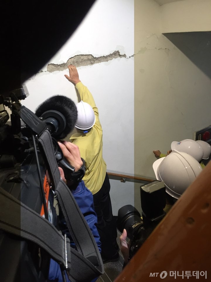 균열이 일어난 포항고 건물을 점검하는 김상곤 부총리. /포항=최민지 기자