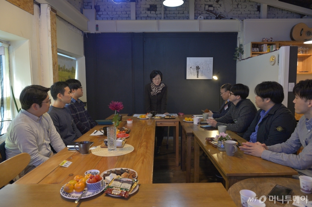 김상희 저출산·고령사회위원회 부위원장이 지난 11월15일 육아하는 아빠들의 모임인 '100인의 아빠단'을 만나 육아의 고충과 제안을 듣고 있다 /사진제공=저출산고령사회위원회