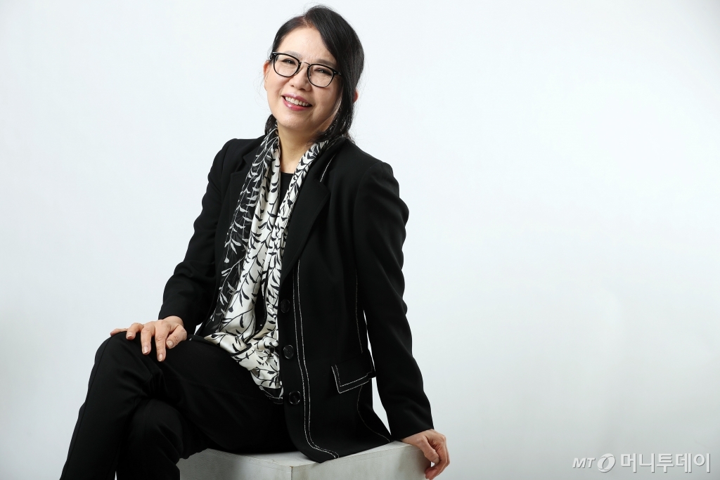 지난해 낸 음반과 달리, 1년 반 만에 내놓은 새 음반은 정미조가 오로지 연습에 연습을 거듭한 끝에 내놓은 노력의 산물이다. 그는 "연습의 끝에 멜로디와 가사가 '나'와 맞는 순간이 생긴다"며 "장르를 몰라도 반복하면 무의식속에서 답을 찾을 수 있다"고 말했다. /사진=임성균 기자