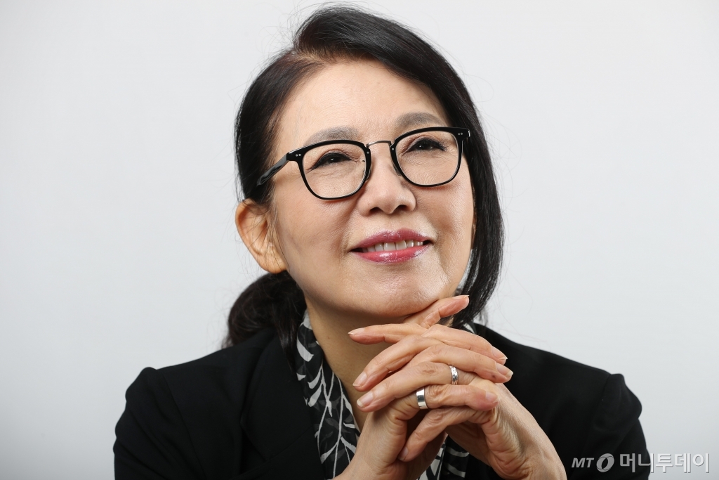 부유한 가정에서 태어난 정미조는 어릴 때 일찍 어머니를 여의고 남몰래 애정 결핍을 오래 겪었다고 털어놨다. 13년간 이어진 프랑스 유학 생활에서도 극심한 우울로 유복하고 화려해 보이는 모습과 달리, '슬픈 정서'에 친숙하다고 했다. /사진=임성균 기자