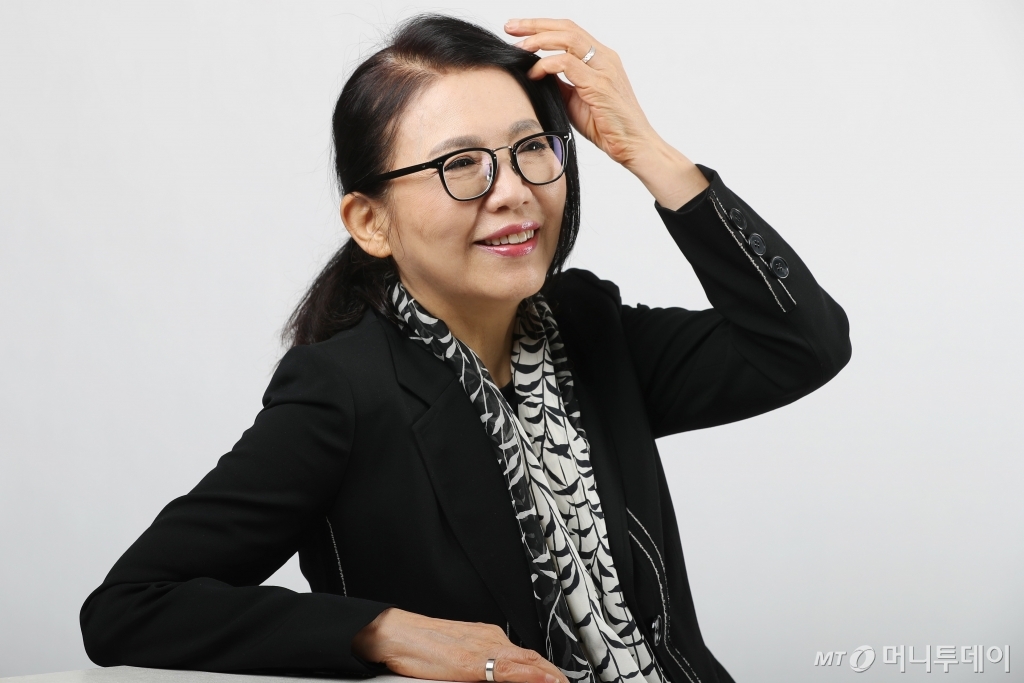 정미조는 새 음반에 대해 "이 음반을 만나기 위해 45년을 기다려온 것 같다"고 했다. 오는 12월 10일 새 음반 발매 콘서트에선 '재주 소년' 오연준과 함께 세대를 뛰어넘는 하모니를 들려줄 예정이다. /사진=임성균 기자