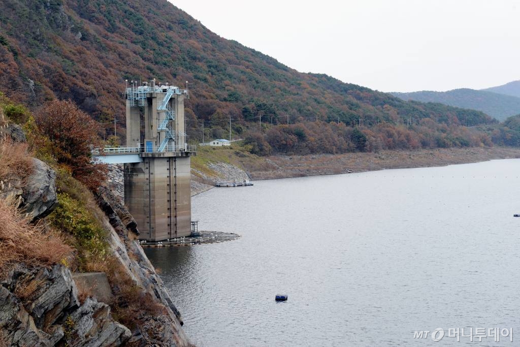 지난 17일 찾은 충남 보령댐 모습. 충남 서부권 8개 시군에 물을 공급하는 보령댐 저수율은 현재 32.7%로 평년(54%)에 미치지 못하는 수준이다.