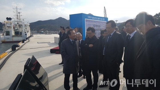 23일 경남 거제 장목항에서 열린 해양수산부 무인선 시연회에 참석한 조승환 해양수산정책실장(왼쪽 3번째)이 시연장면이 나오고 있는 모니터를 보고 있다./거제(경남)=민동훈 기자