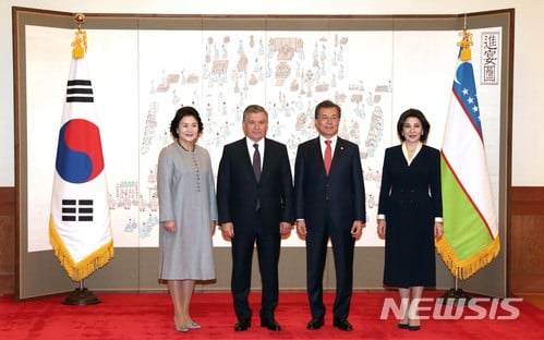 【서울=뉴시스】전진환 기자 = 문재인 대통령 내외와 23일 오후 청와대 본관에서 한국을 국빈방문한 샤브카트 미르지요예프 우즈베키스탄 대통령 내외가 기념촬영을 하고 있다. 2017. 11.23. amin2@newsis.com <저작권자ⓒ 공감언론 뉴시스통신사. 무단전재-재배포 금지.>