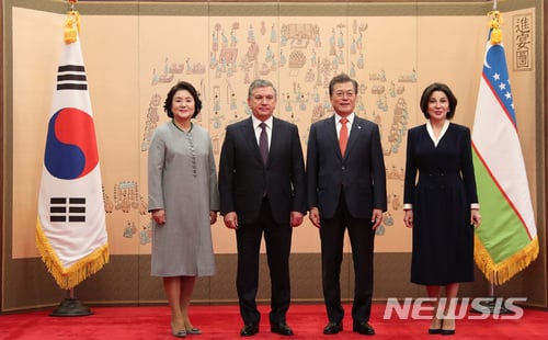 【서울=뉴시스】전진환 기자 = 문재인 대통령 내외가 23일 오후 청와대 본관에서 한국을 국빈방문한 샤브카트 미르지요예프 우즈베키스탄 대통령 내외와 기념촬영을 하고 있다. 왼쪽부터 문재인 대통령 부인 김정숙 여사, 샤브카트 미르지요예프 우즈베키스탄 대통령, 문 대통령, 샤브카트 미르지요예프 우즈베키스탄 대통령의 부인 지로아트 미르지요예바 여사. 2017. 11.23. amin2@newsis.com <저작권자ⓒ 공감언론 뉴시스통신사. 무단전재-재배포 금지.>