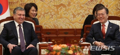 【서울=뉴시스】 문재인 대통령이 한국을 국빈방문한 샤브카트 미르지요예프 우즈베키스탄 대통령과 23일 오후 청와대에서 단독 정상회담을 하고 있다. 2017.11.23. (사진=청와대 제공) photo@newsis.com <저작권자ⓒ 공감언론 뉴시스통신사. 무단전재-재배포 금지.>