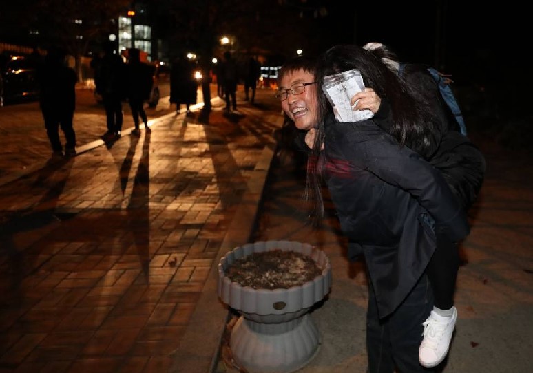 2018학년도 대학수학능력시험일인 23일 오후 경북 포항시 포항이동고등학교에서 아버지가 시험을 마친 수험생 딸을 업어주고 있다. 2017.11.23/뉴스1