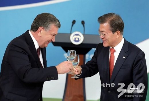 23일 청와대 영빈관에서 샤브카트 미르지요예프 우즈베키스탄 대통령 내외를 환영하는 국빈만찬이 열렸다./사진=청와대