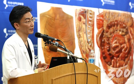 이국종 아주대학교병원 경기남부권역외상센터 센터장이 22일 오전 경기도 수원시 아주대학교병원 내 아주홀에서 판문점 공동경비구역(JSA) 지역으로 귀순하다 북한군의 총격으로 부상을 입고 헬기로 긴급 후송된 북한 병사의 회복 상태를 설명하고 있다. 2017.11.22/뉴스1