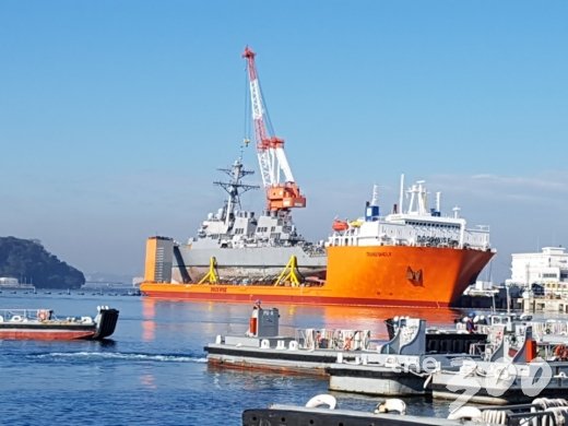 지난 6월 일본 시즈오카현 앞바다에서 필리핀 컨테이너선과 충돌한 구축함 피츠제럴드함(DDG-62)이 오렌지색 대형 선박에 실려 있었다./사진=국방부 공동 취재단